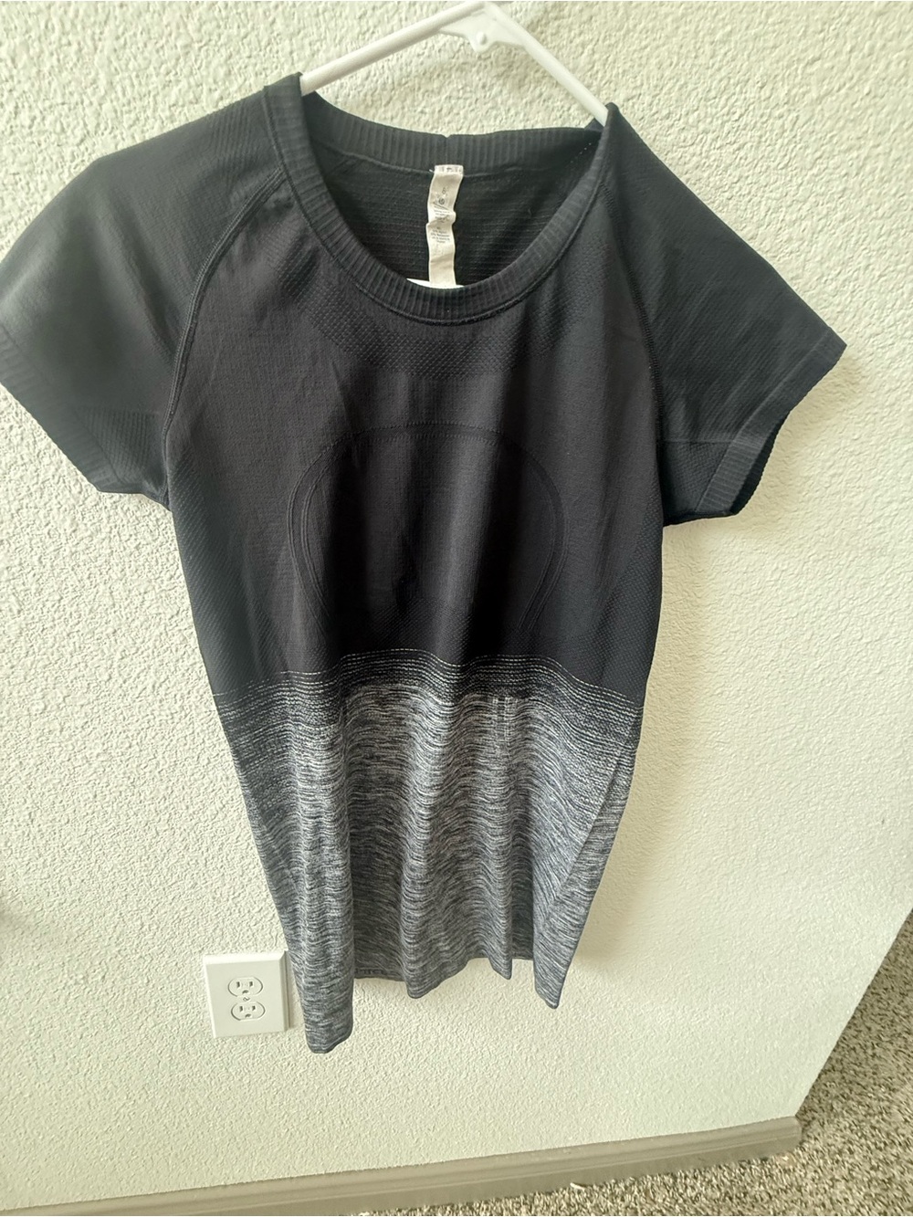 lululemon athletica Black to Heather Gray Ombre Short Sleeve Tee